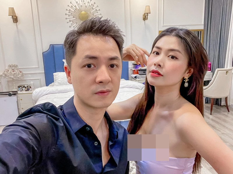 Tháng 11/2021, nam ca sĩ tặng vợ nhà 10 tỷ để mừng 8 năm ngày về chung một nhà.