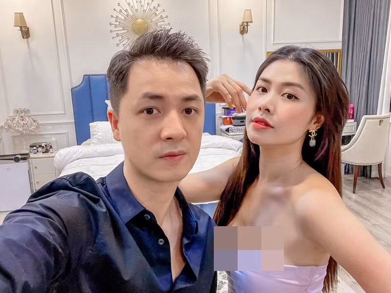 Tháng 11/2021, nam ca sĩ tặng vợ nhà 10 tỷ để mừng 8 năm ngày về chung một nhà.