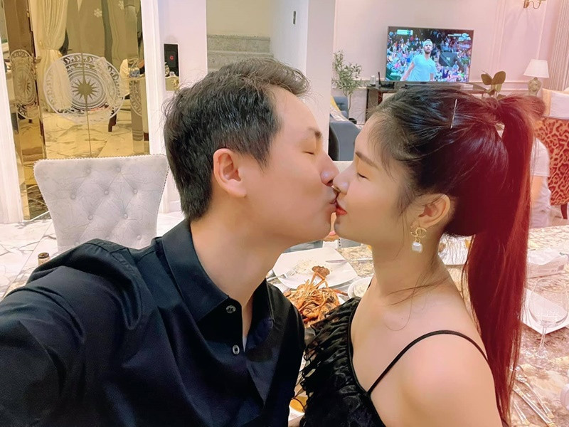 Năm 2020, kỷ niệm 7 năm ngày cưới, Đăng Khôi tặng vợ nhà 40 tỷ.