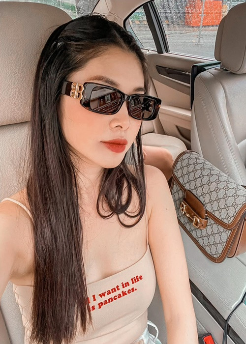 Bà xã của Đăng Khôi còn cho biết, cô ăn mặc phù hợp vào hoàn cảnh, thời thế khi giới trẻ hiện nay ăn mặc phóng khoáng hơn ngày xưa, nhưng vẫn giữ được phép lịch sự.