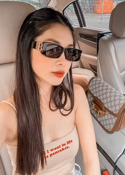 Bà xã của Đăng Khôi còn cho biết, cô ăn mặc phù hợp vào hoàn cảnh, thời thế khi giới trẻ hiện nay ăn mặc phóng khoáng hơn ngày xưa, nhưng vẫn giữ được phép lịch sự.