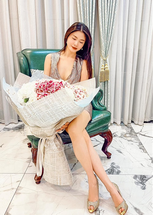 Bà xã của Đăng Khôi được khen ngày càng mặn mà, quyến rũ sau 2 lần sinh nở.