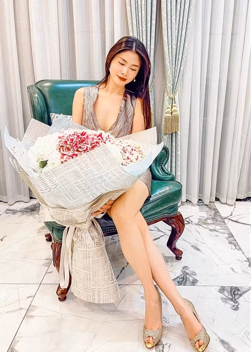 Bà xã của Đăng Khôi được khen ngày càng mặn mà, quyến rũ sau 2 lần sinh nở.