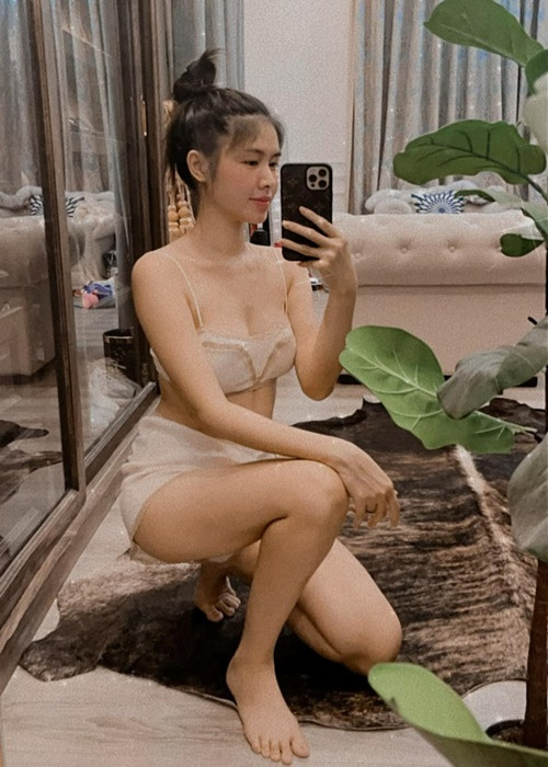 Thủy Anh có gu thời trang tinh tế, khéo chọn váy áo tôn hình thể gợi cảm.