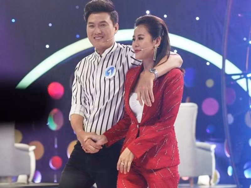 Quách Ngọc Tuyên đã lập gia đình. Nam diễn viên từng khẳng định bà xã không ghen với Nam Thư. "Bà xã của Tuyên và Thư biết nhau từ lâu rồi. Ngày xưa hai chị em cũng nói chuyện và thân thiết bình thường”, Quách Ngọc Tuyên chia sẻ. Ảnh: Dân Việt