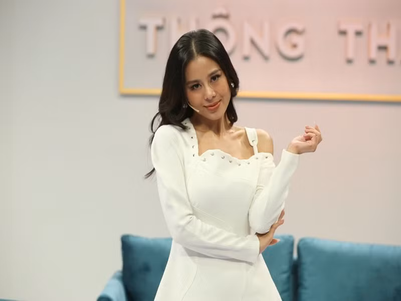 Trong chương trình, sau khi thừa nhận từng mê Võ Đăng Khoa, Nam Thư hỏi xem đàn em hiện tại đã có người yêu hay chưa và thả thính nam diễn viên. Võ Đăng Khoa cho biết tính cách mạnh mẽ cùng với tài năng, Nam Thư khiến anh thấy mình như bị lép vế. Võ Đăng Khoa cho rằng trong chuyện tình cảm thì mọi thứ phải được diễn ra tự nhiên. Ảnh: PLO