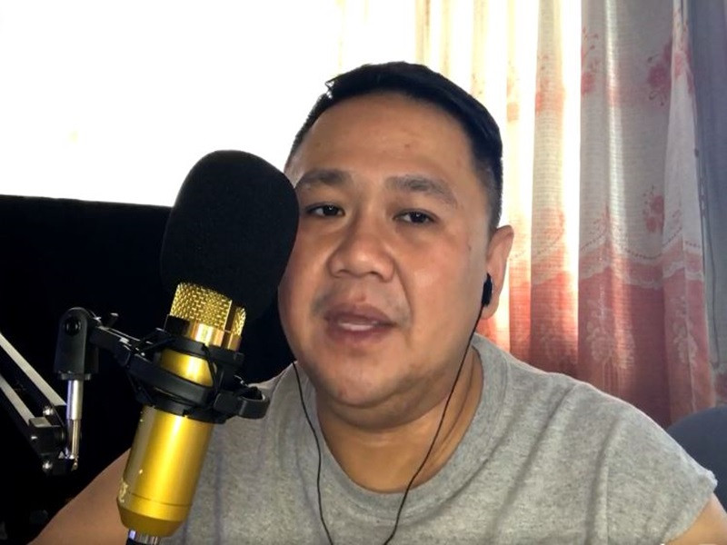 Giữa ồn ào giải thưởng, Minh Béo livestream. Anh vui vẻ ca hát. Ngoài ra, Minh Béo tiếp tục khoe giải thưởng.
