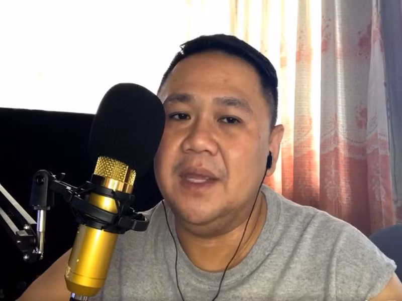 Giữa ồn ào giải thưởng, Minh Béo livestream. Anh vui vẻ ca hát. Ngoài ra, Minh Béo tiếp tục khoe giải thưởng.