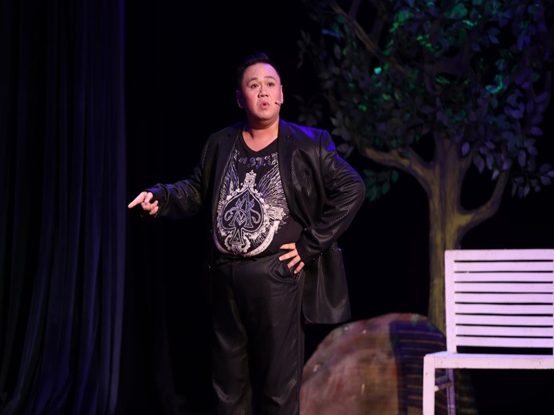 Minh Béo có nhiều hành động phản cảm diễn kịch, tuyển diễn viên như chưa từng có scandal ấu dâm xảy ra.