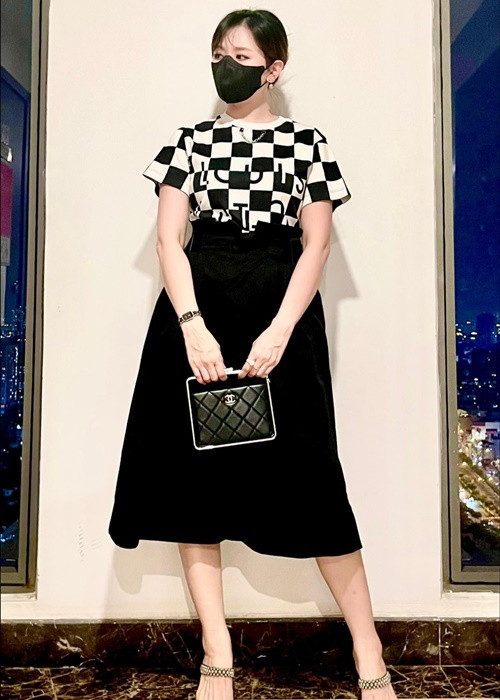 Nữ ca sĩ không nhuộm tóc trong 7-8 tháng qua.