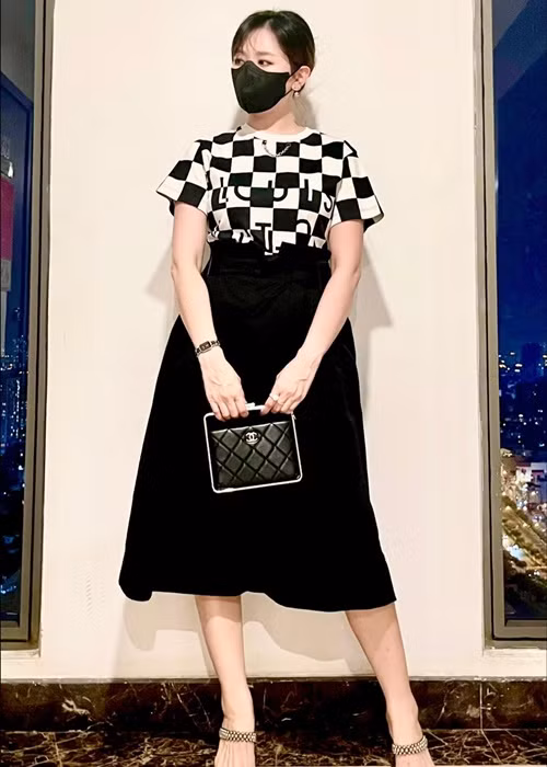 Nữ ca sĩ không nhuộm tóc trong 7-8 tháng qua.