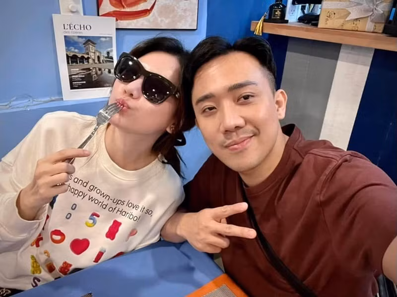 Cặp đôi vẫn mặn nồng như hồi mới yêu.