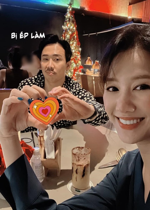 Nữ ca sĩ luôn được ông xã chiều chuộng. Trấn Thành hiện tại để vợ quản lý tài chính. Nam danh hài còn thường xuyên vào bếp nấu ăn cho Hari Won, tặng vợ quà tặng giá trị.