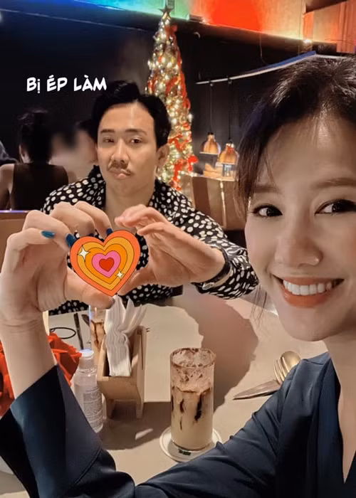 Nữ ca sĩ luôn được ông xã chiều chuộng. Trấn Thành hiện tại để vợ quản lý tài chính. Nam danh hài còn thường xuyên vào bếp nấu ăn cho Hari Won, tặng vợ quà tặng giá trị.