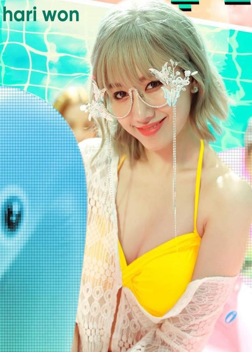 Trước đây, Hari Won cũng xuất hiện với mái tóc màu bạch kim. Tuy nhiên, mái tóc của nữ ca sĩ là giả.