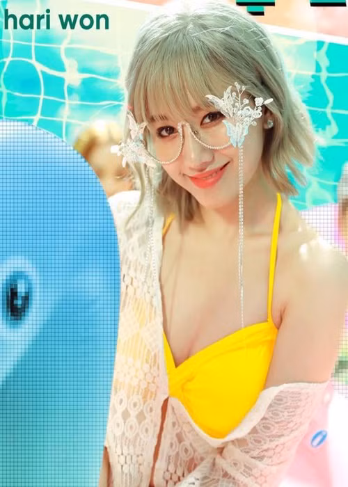 Trước đây, Hari Won cũng xuất hiện với mái tóc màu bạch kim. Tuy nhiên, mái tóc của nữ ca sĩ là giả.