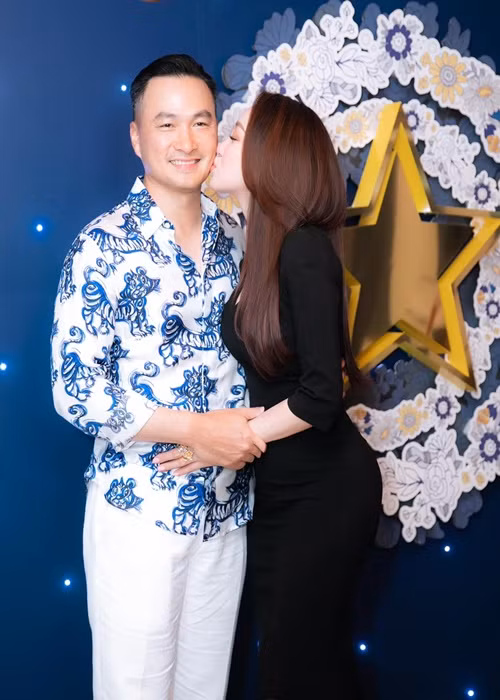 Thùy Chang tình tứ bên ông xã trong tiệc sinh nhật.