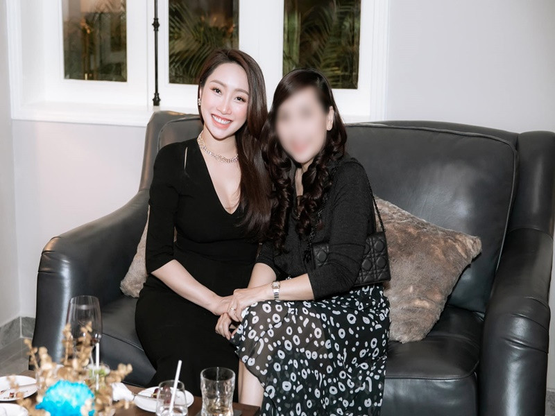 Vợ Chi Bảo vẫn tươi tắn, rạng rỡ dù sinh con chưa đầy tháng.