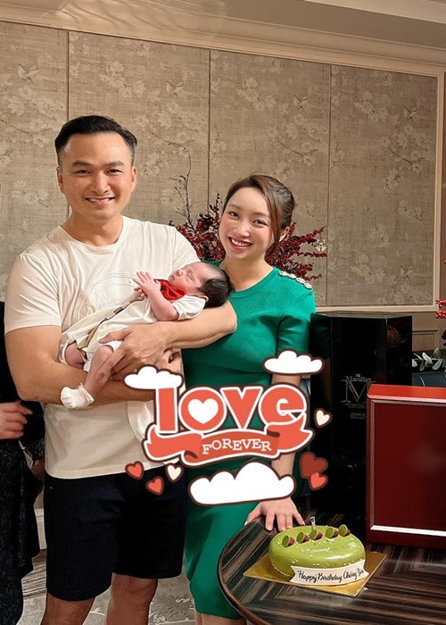 Trước tiệc sinh nhật đãi bạn bè, Chi Bảo được bà xã bất ngờ mừng sinh nhật.