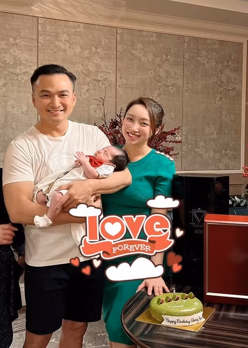 Trước tiệc sinh nhật đãi bạn bè, Chi Bảo được bà xã bất ngờ mừng sinh nhật.