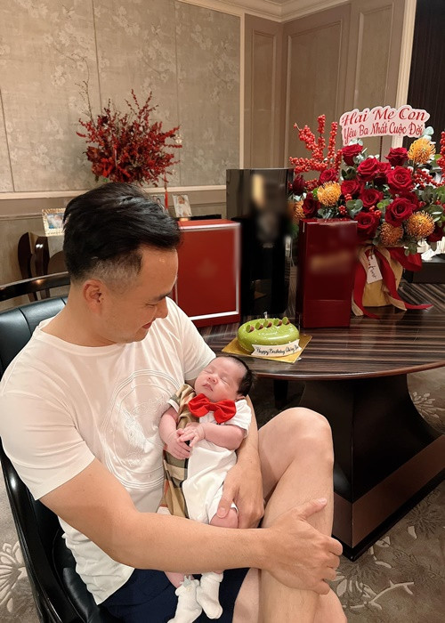 Chi Bảo gửi lời cảm ơn đến bà xã: "Tội nghiệp, hơn 12h đêm mẹ chuẩn bị cho Gia Khang chờ qua ngày chúc mừng sinh nhật làm ba thật bất ngờ và tức cười. Cảm ơn vợ yêu, cảm ơn món quà thật bự của ba".