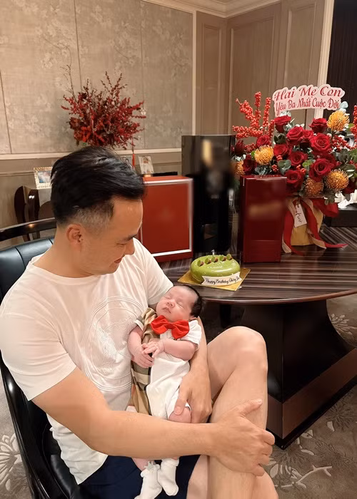 Chi Bảo gửi lời cảm ơn đến bà xã: "Tội nghiệp, hơn 12h đêm mẹ chuẩn bị cho Gia Khang chờ qua ngày chúc mừng sinh nhật làm ba thật bất ngờ và tức cười. Cảm ơn vợ yêu, cảm ơn món quà thật bự của ba".