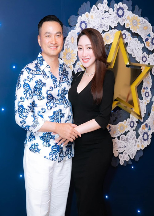 Bà xã của Chi Bảo diện váy gam đen giúp giấu dáng sau gần 1 tháng sinh con trai đầu lòng.