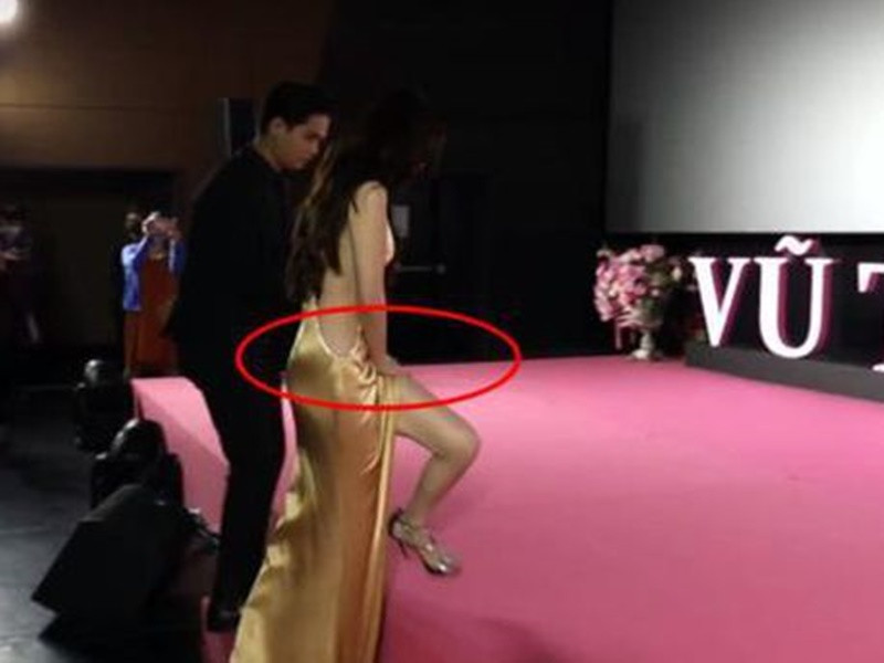Khi bước lên sân khấu, nữ diễn viên dùng tay giữ tà váy. Ảnh: Dân Việt