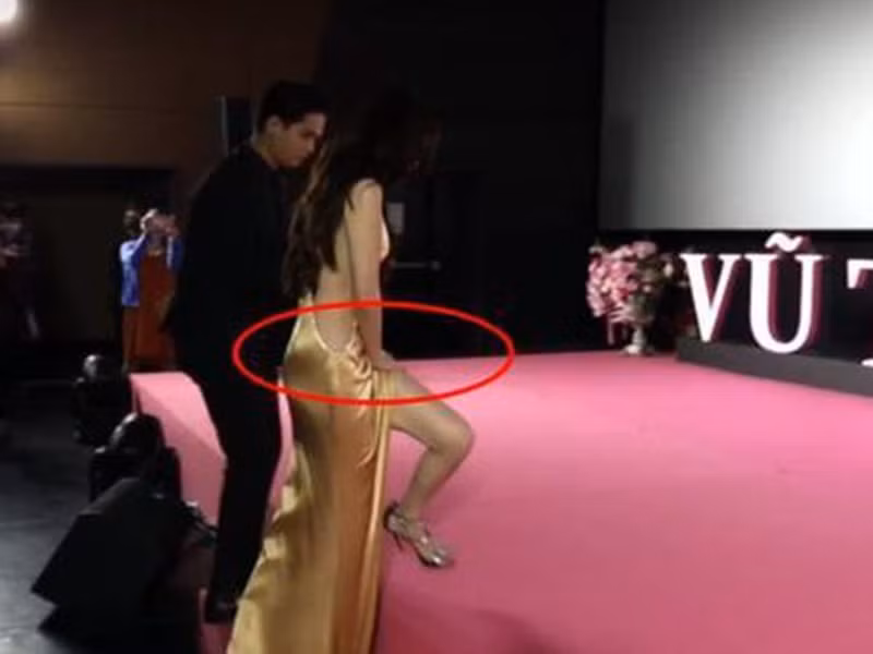 Khi bước lên sân khấu, nữ diễn viên dùng tay giữ tà váy. Ảnh: Dân Việt