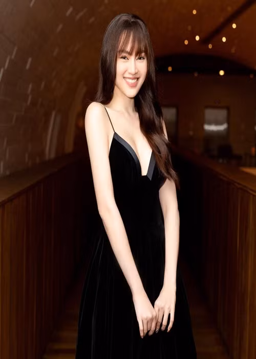 Xuất hiện tại sự kiện, Lan Ngọc trẻ trung hơn nhờ tóc mái bằng. Ảnh: FBNV