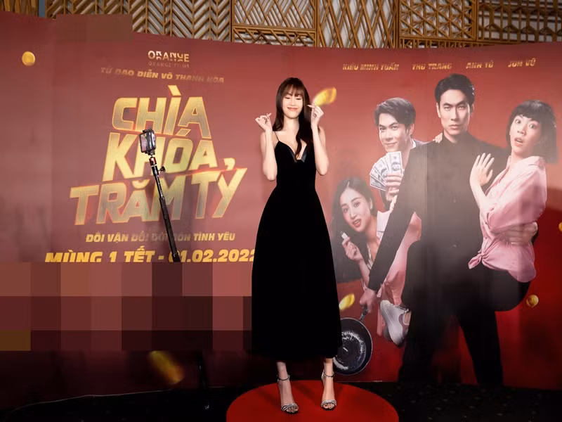 Lan Ngọc than thở gương mặt trở nên tròn trịa. Ảnh: FBNV