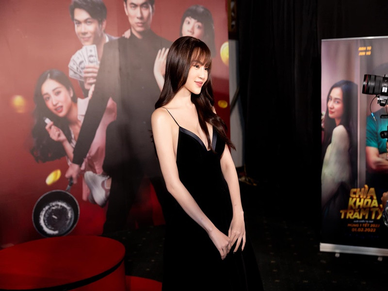 Nàng "ngọc nữ" trở thành tâm điểm bởi vẻ ngoài gợi cảm trong chiếc váy đen hai dây xẻ ngực sâu. Ảnh: FBNV