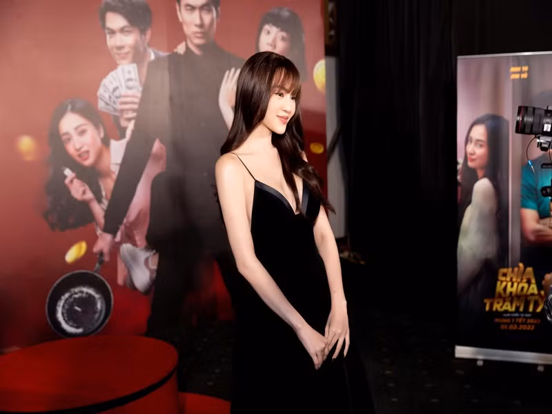 Nàng "ngọc nữ" trở thành tâm điểm bởi vẻ ngoài gợi cảm trong chiếc váy đen hai dây xẻ ngực sâu. Ảnh: FBNV