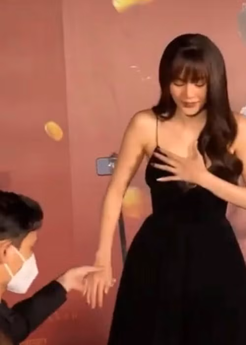 Theo một clip hậu trường, Lan Ngọc dùng tay che chắn vòng một để tránh hớ hênh khi diện chiếc váy gợi cảm. Ảnh: Bí mật Vbiz