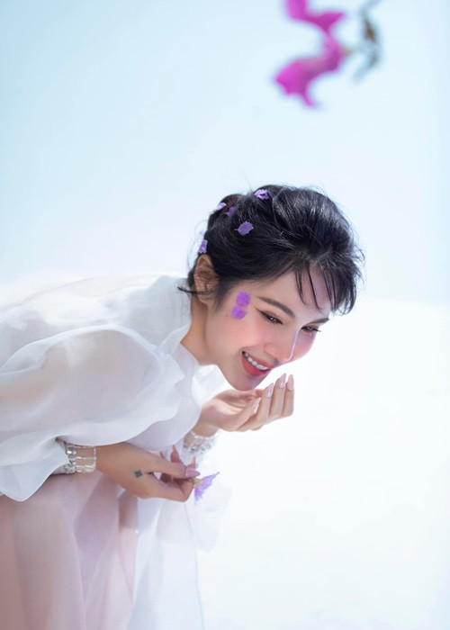 Thủy Tiên khoe nhan sắc rạng rỡ.