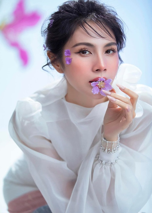 Đi kèm bộ ảnh, Thủy Tiên viết: "Đủ nắng hoa sẽ nở".