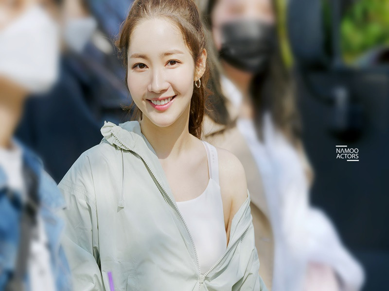 Park Min Young dao kéo gương mặt. Việc nữ diễn viên phẫu thuật thẩm mỹ được công chúng ủng hộ.