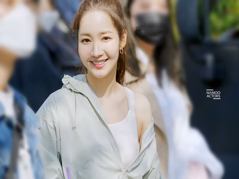 Park Min Young dao kéo gương mặt. Việc nữ diễn viên phẫu thuật thẩm mỹ được công chúng ủng hộ.