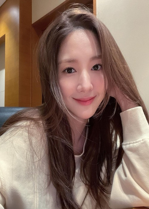 Park Min Young khoe vẻ đẹp không tì vết ở đời thường khiến trái tim của bao chàng trai phải rung động.