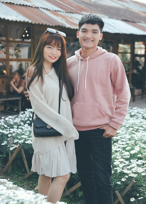 Thảo Vy lớn hơn Mạc Văn Khoa 3 tuổi. Vì vậy, cả hai đều giấu gia đình trong 2 năm đầu hẹn hò. “Lúc đầu, mẹ anh Khoa có vẻ không thích tôi lắm. Thời gian đó, hai đứa rất buồn dù vẫn yêu nhau, nhưng anh Khoa bị áp lực rất nhiều”, Thảo Vy chia sẻ.