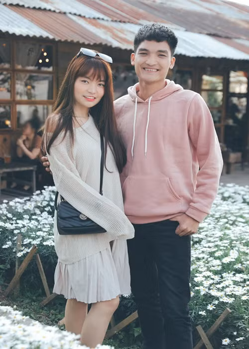 Thảo Vy lớn hơn Mạc Văn Khoa 3 tuổi. Vì vậy, cả hai đều giấu gia đình trong 2 năm đầu hẹn hò. “Lúc đầu, mẹ anh Khoa có vẻ không thích tôi lắm. Thời gian đó, hai đứa rất buồn dù vẫn yêu nhau, nhưng anh Khoa bị áp lực rất nhiều”, Thảo Vy chia sẻ.