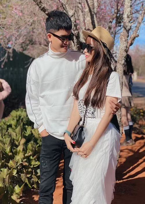 Đến với Thảo Vy, Mạc Văn Khoa chưa có gì trong tay. Nam diễn viên từng trải qua những ngày đi hẹn hò cũng phải mượn xe của người nhà, xe hết xăng nhưng không có một đồng trong người.