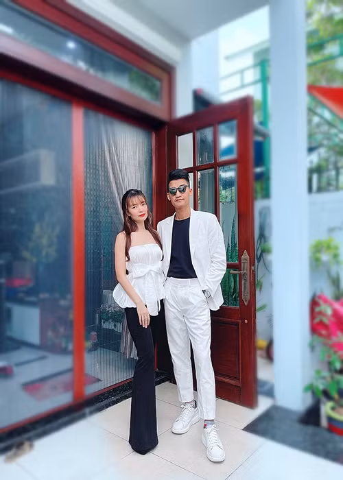 Thảo Vy tốt nghiệp ngành biểu diễn thời trang. Tuy nhiên, cô không chọn con đường lấn sân vào showbiz mà lùi về phía sau làm hậu phương vững chắc, cũng như hỗ trợ Mạc Văn Khoa trong công việc. Cặp đôi đăng ký kết hôn nhưng chưa tổ chức đám cưới vì dịch bệnh.