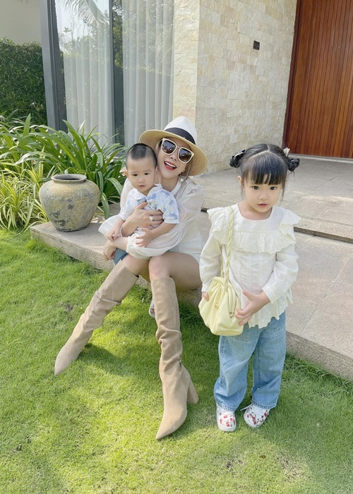 Nữ người mẫu đã dọn ra khỏi nhà chồng. Hai con nhỏ ở cùng Diệp Lâm Anh.