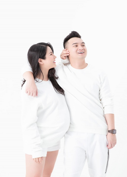 Chia sẻ với Vnexpress, Diệp Lâm Anh cho biết, hôn nhân của cô rạn nứt khi cô mang bầu con trai thứ 2. Có thời gian, Diệp Lâm Anh ôm hai con rời khỏi nhà.