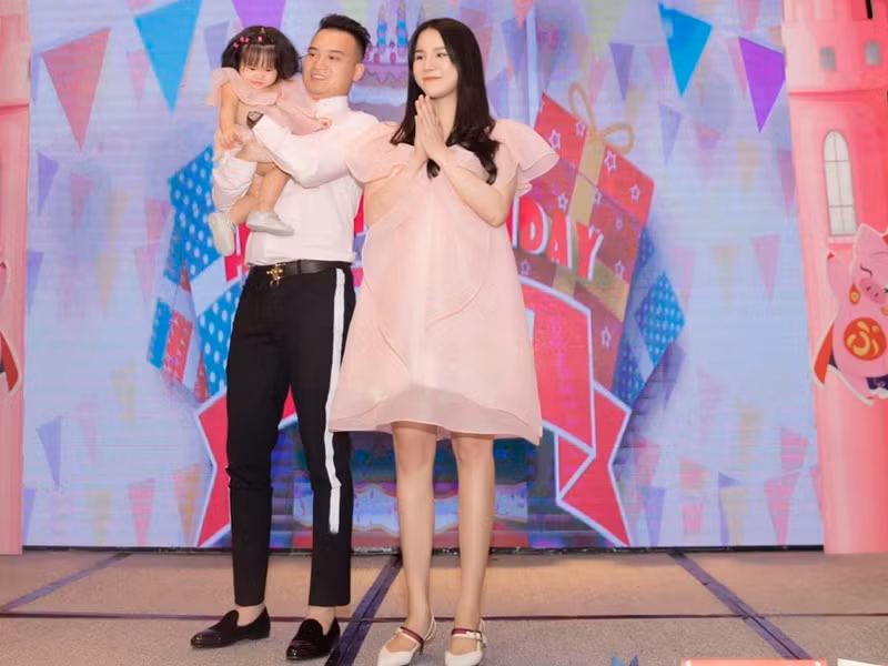 Diệp Lâm Anh cố gắng hàn gắn hôn nhân với Đức Phạm vì còn yêu chồng, nghĩ rằng anh sẽ thay đổi sau nhiều việc. Tuy nhiên, nữ người mẫu không thể cứu vãn được cuộc hôn nhân.