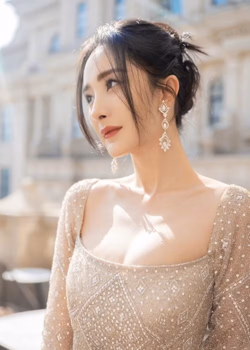 Nổi tiếng, Dương Mịch có cát-sê “khủng”. Thù lao đóng phim của cô vào khoảng 800 nghìn tới 1 triệu NDT (khoảng gần 3 tỷ đồng) cho một tập. Ảnh: Fanpage