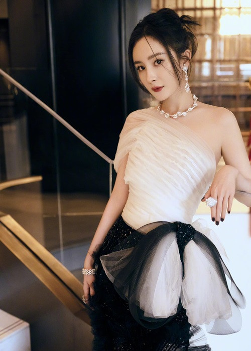 Tên tuổi của Dương Mịch gắn liền với loạt phim “Thần điêu đại hiệp”, “Vương Chiêu Quân”, “Tiên kiếm kỳ hiệp 3", "Mỹ nhân tâm kế", "Cung tỏa tâm ngọc", "Cổ kiếm kỳ đàm", "Người phiên dịch", "Tam sinh tam thế: Thập lý đào hoa", "Phù Dao hoàng hậu". Ảnh: Fanpage