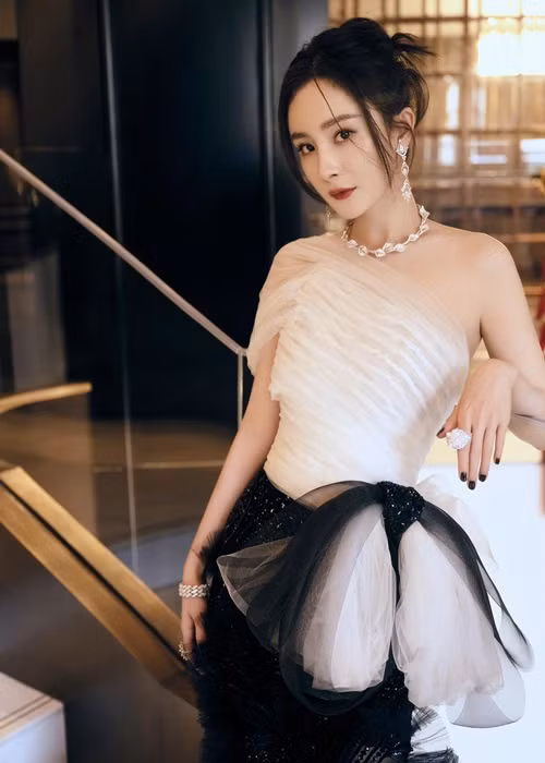 Tên tuổi của Dương Mịch gắn liền với loạt phim “Thần điêu đại hiệp”, “Vương Chiêu Quân”, “Tiên kiếm kỳ hiệp 3", "Mỹ nhân tâm kế", "Cung tỏa tâm ngọc", "Cổ kiếm kỳ đàm", "Người phiên dịch", "Tam sinh tam thế: Thập lý đào hoa", "Phù Dao hoàng hậu". Ảnh: Fanpage