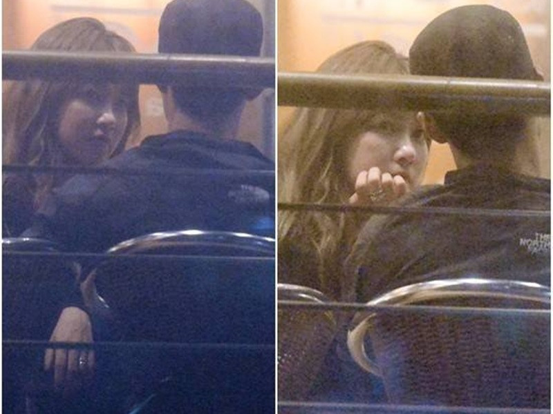 Tháng 9/2013, Oh Jong Hyuk và Soyeon lộ ảnh tổ chức kỷ niệm 1000 ngày bên nhau cùng những người bạn thân thiết tại nhà hàng. Ảnh: Zing